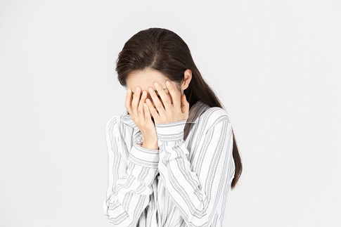 1655915918512964.jpg 攝圖網_501391709_banner_女性掩面痛哭(企業商用).jpg