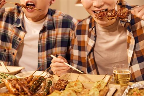 1670289014746030.jpg 攝圖網_501723273_banner_青年男性燒烤店吃烤串(非企業商用).jpg