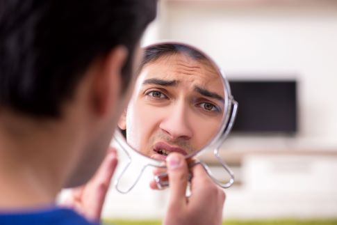 1671419626654826.jpg 攝圖網_505325387_男人因為皮膚上的丘疹而驚慌失措(非企業商用).jpg