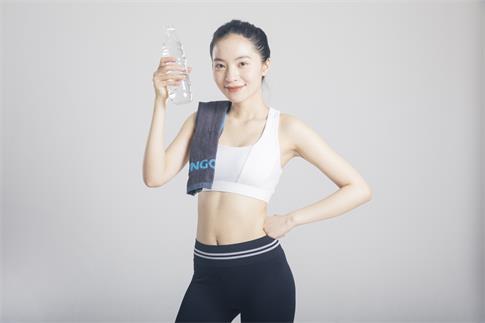 1673562441732464.jpg 攝圖網_500659857_banner_擦汗喝水的運動女性棚拍(非企業商用).jpg