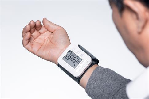 1673627019209042.jpg 攝圖網(wǎng)_501703649_banner_老人使用血壓檢測(cè)儀特寫(非企業(yè)商用).jpg