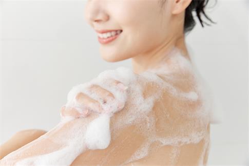 1678039304441342.jpg 攝圖網(wǎng)_501791630_banner_女性使用沐浴球洗澡(企業(yè)商用).jpg