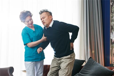 1681262829380693.jpg 攝圖網_507639282_護理人員照顧中年男士(企業商用).jpg