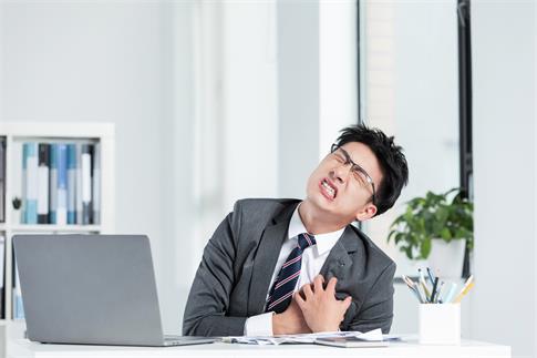 1684373454634310.jpg 攝圖網(wǎng)_501543430_banner_工作勞累心臟疼痛的商務(wù)男性(非企業(yè)商用).jpg
