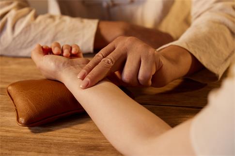 1684481151136185.jpg 攝圖網_501768528_banner_中醫(yī)把脈特寫(企業(yè)商用).jpg