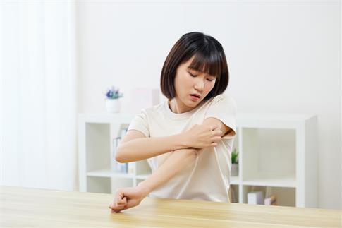 1693185267430816.jpg 攝圖網(wǎng)_507712866_banner_夏日女性皮膚過敏抓撓手臂(企業(yè)商用).jpg