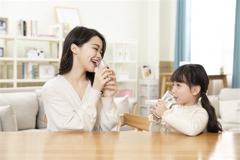 1705116056632194.jpg 攝圖網(wǎng)_501567456_banner_母女居家喝水(企業(yè)商用).jpg