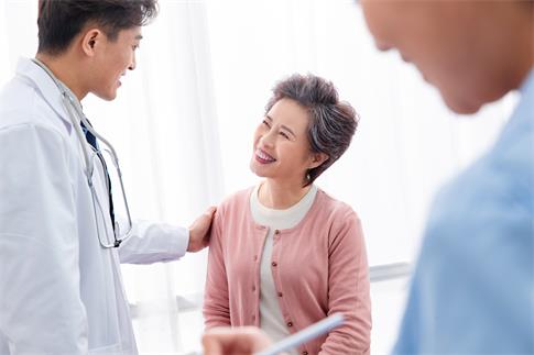 1706141869997049.jpg 攝圖網_501951619_醫生50多歲20到24歲醫務工作者和老年患者交談(企業商用).jpg