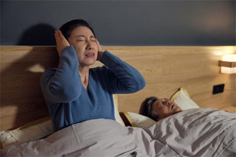 1710980083938058.jpg 攝圖網_502352732_妻子難受不了丈夫睡覺打呼(企業商用).jpg