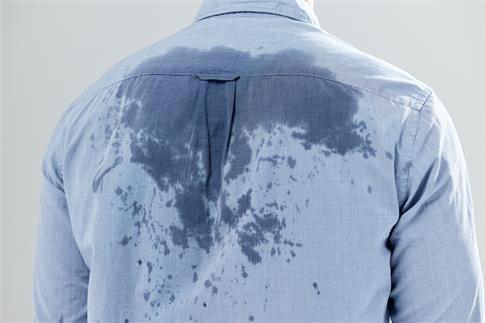 1715989556710472.jpg 攝圖網(wǎng)_507713994_襯衫背后出汗特寫(企業(yè)商用).jpg