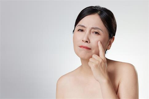 1716177044814293.jpg 攝圖網_507718631_中年女性遇到皮膚問題(企業商用).jpg