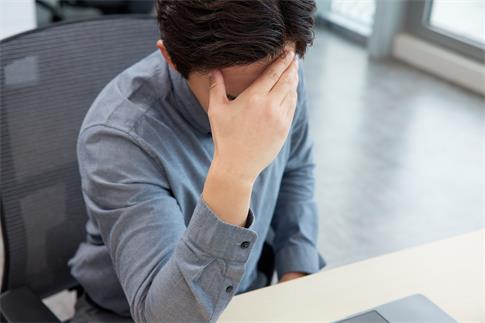 1717134994294651.jpg 攝圖網(wǎng)_507710031_商務(wù)男士感覺眼部疲勞(企業(yè)商用).jpg