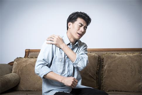 1719370533916701.jpg 攝圖網_501162792_青年男性肩膀疼(企業商用).jpg