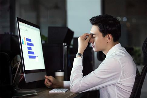 1728174178442158.jpg 攝圖網_501352622_男性熬夜加班(僅交流學習使用).jpg