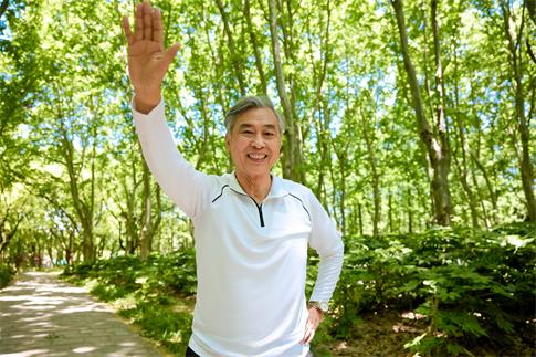 1729644189387998.jpg 攝圖網_507740679_戶外老爺爺伸手打招呼(企業商用).jpg