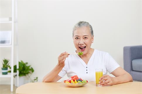 1733530336301981.jpg 攝圖網(wǎng)_502494821_吃水果沙拉的老年人(企業(yè)商用).jpg