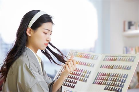 1735344262608313.jpg 攝圖網(wǎng)_502380205_染發(fā)的女性看自己的頭發(fā)(企業(yè)商用).jpg
