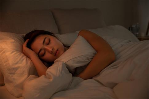 1736409854530981.jpg 攝圖網_501547919_banner_夜晚女性床上睡覺(企業商用).jpg