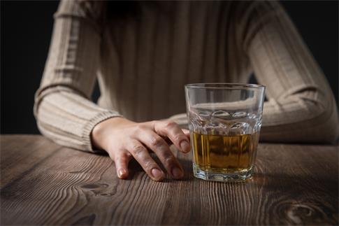 1739345599381989.jpg 攝圖網(wǎng)_501699697_女性的手摸著酒杯戒酒酗酒(企業(yè)商用).jpg