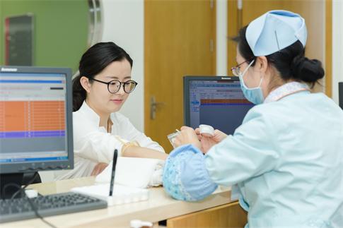 1751241433825262.jpg 攝圖網_500313618_醫生給文靜女人抽血化驗(企業商用).jpg